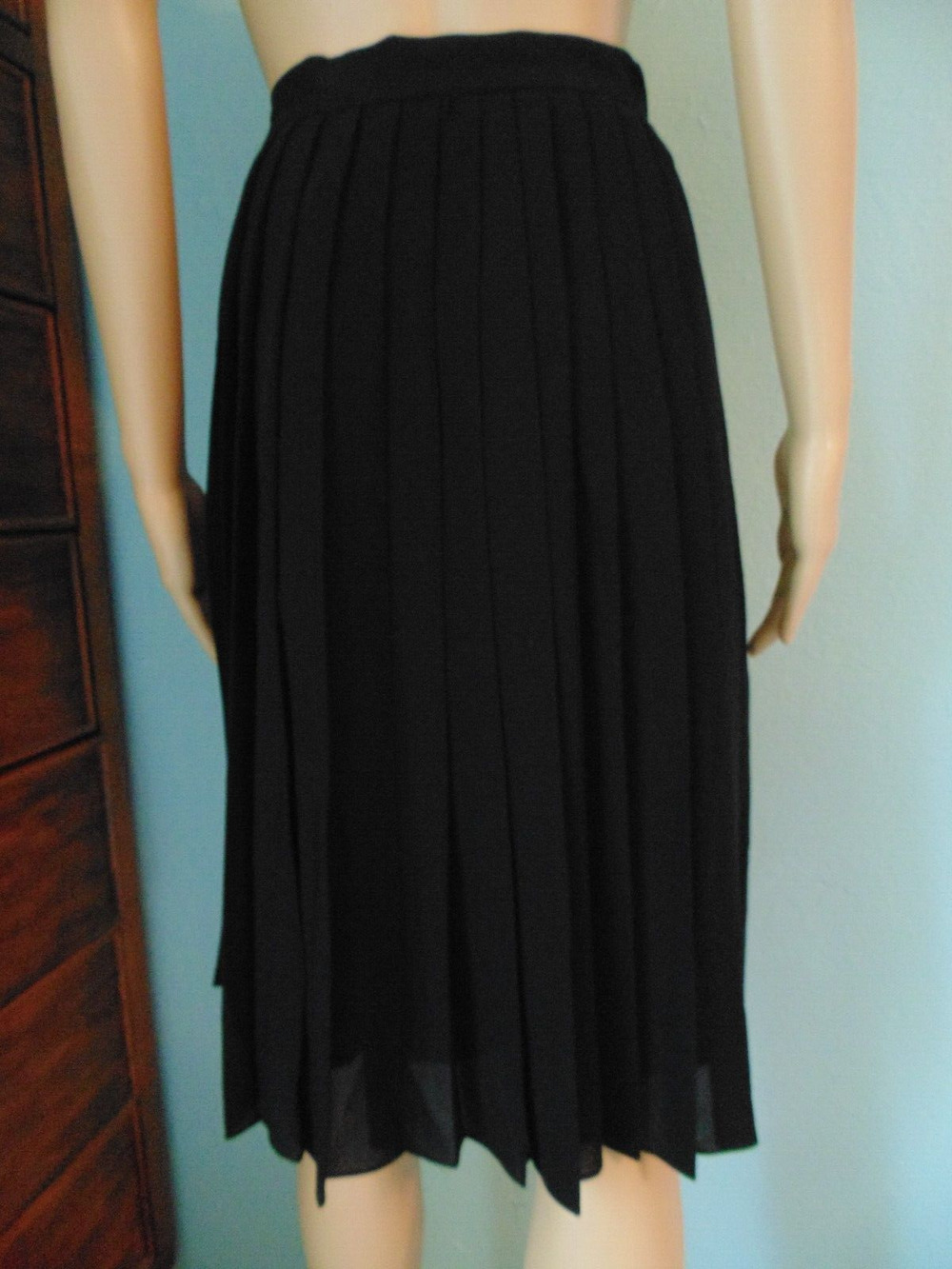Bill Blass Sport Black Pleated Skirt Knee Length Lined sz 4 Career Cocktails